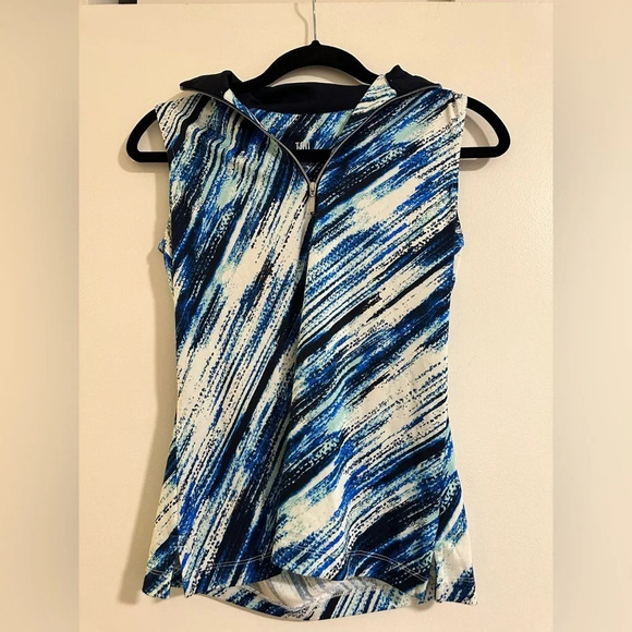 NWOT XS TAIL Activewear Blue and White Patterned Sleeveless Top - Picture 1 of 4